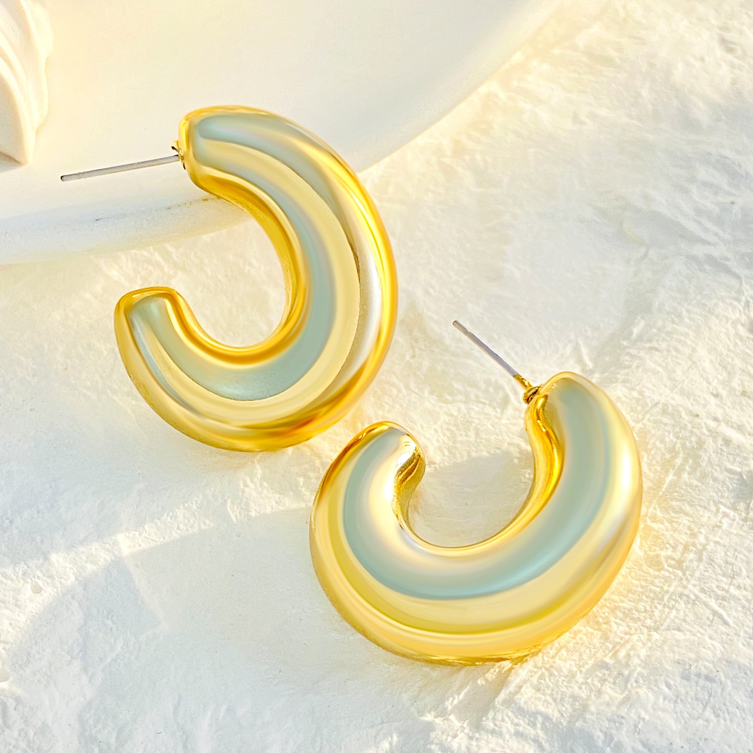 Wholesale high-grade hollow earrings women's French fashion gold-plated light luxury temperament plain ring earrings women